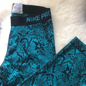 Nike Pro Vixen Capri Snakeskin Leggings